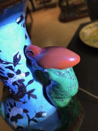 Une paire de vases en porcelaine de Chine de style Dayazhai aux dragons et ph&eacute;nix, 19/20&egrave;me