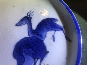 Une coupe en porcelaine bleu et blanc Ai-Kutani de Japon &agrave; d&eacute;cor de deux cerfs, Edo, 17&egrave;me