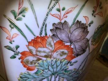 康熙  五彩花卉纹瓷罐带木头雕刻装饰瓶口