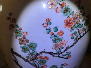 Un vase en porcelaine de Chine famille verte au couvercle en bois sculpt&eacute;, Kangxi
