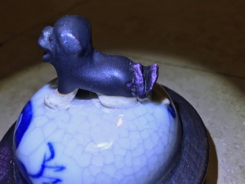 A Chinese Nanking crackle glazed blue and white five-piece garniture, 19/20th C.