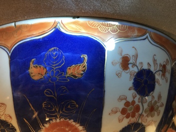 A pair of Chinese Imari-style bowls with floral design, Yongzheng/Qianlong