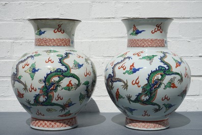 Une paire de vases aux dragons en porcelaine de Chine wucai, marque de Wanli, 19&egrave;me