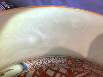 Une paire de plats en porcelaine de Chine rouge de fer et dor&eacute; &agrave; d&eacute;cor incis&eacute;, Qianlong