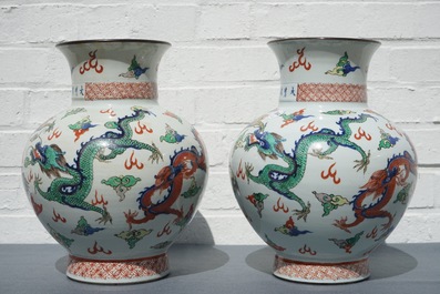 Une paire de vases aux dragons en porcelaine de Chine wucai, marque de Wanli, 19&egrave;me