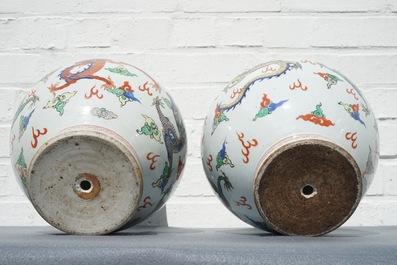 Une paire de vases aux dragons en porcelaine de Chine wucai, marque de Wanli, 19&egrave;me