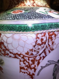 Une paire de vases de forme rouleau en porcelaine de Chine famille verte, marque de Qianlong, 19&egrave;me