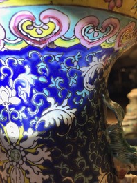 Une paire de vases en porcelaine de Chine famille rose sur fond bleu, 19&egrave;me