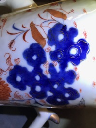 Een Chinese Imari-stijl koffiepot en een famille rose Rockefeller bord, Qianlong en Jiaqing