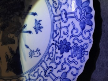 Six plats en porcelaine de Chine bleu et blanc aux d&eacute;cors de la chasse, marques de Chenghua, Kangxi