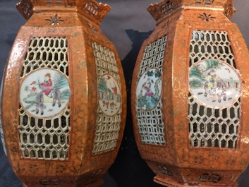 Une paire de lanternes en porcelaine de Chine famille rose &agrave; fond corail, 19/20&egrave;me