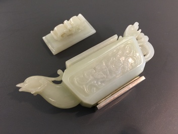 Une th&eacute;i&egrave;re 'dragon et ph&eacute;nix' en jade mont&eacute; d'argent, Chine, 19&egrave;me