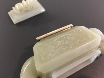 Une th&eacute;i&egrave;re 'dragon et ph&eacute;nix' en jade mont&eacute; d'argent, Chine, 19&egrave;me