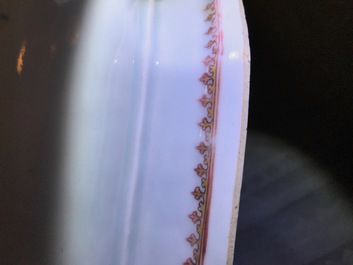 Une terrine couverte sur pr&eacute;sentoir en porcelaine de Chine famille rose, Qianlong