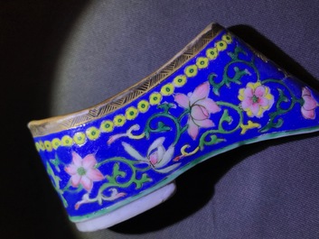 19-20世纪 女人物瓷像及蓝瓷鞋