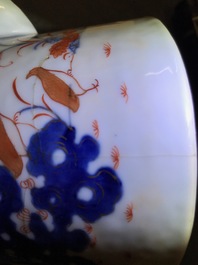 Een Chinese Imari-stijl koffiepot en een famille rose Rockefeller bord, Qianlong en Jiaqing