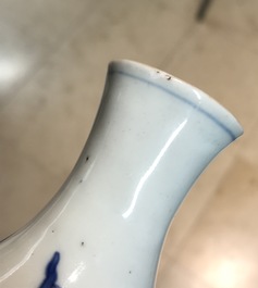 A Chinese blue and white double gourd vase with floral design, Transitional period