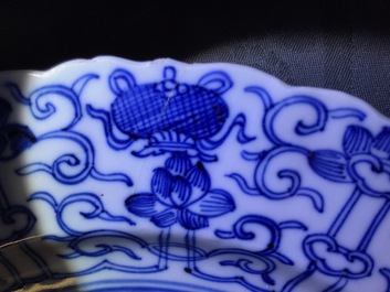 Six plats en porcelaine de Chine bleu et blanc aux d&eacute;cors de la chasse, marques de Chenghua, Kangxi