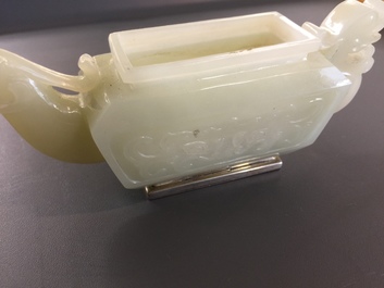 Une th&eacute;i&egrave;re 'dragon et ph&eacute;nix' en jade mont&eacute; d'argent, Chine, 19&egrave;me