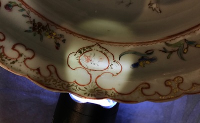 Trois assiettes et un plat ovale en porcelaine de Chine famille rose, 18/19&egrave;me