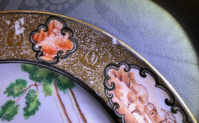 Une cafeti&egrave;re en porcelaine de Chine de style Imari et une assiette &agrave; d&eacute;cor Rockefeller, Qianlong et Jiaqing