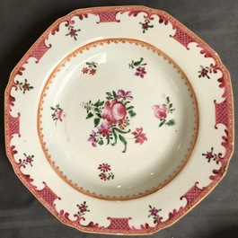 Un service de 44 pi&egrave;ces en porcelaine de Chine famille rose, Qianlong