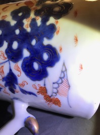 Een Chinese Imari-stijl koffiepot en een famille rose Rockefeller bord, Qianlong en Jiaqing