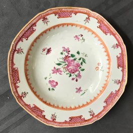 Een 44-delig Chinees famille rose servies, Qianlong