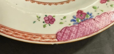 Six assiettes et une tasse et soucoupe en porcelaine de Chine famille rose, Yongzheng/Qianlong