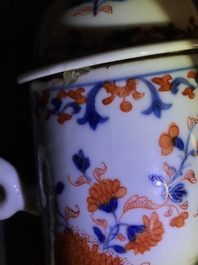 Een Chinese Imari-stijl koffiepot en een famille rose Rockefeller bord, Qianlong en Jiaqing