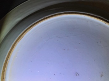 Cinq assiettes en porcelaine de Chine famille rose &agrave; d&eacute;cor de paons, Qianlong