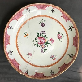 Un service de 44 pi&egrave;ces en porcelaine de Chine famille rose, Qianlong