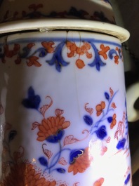 Een Chinese Imari-stijl koffiepot en een famille rose Rockefeller bord, Qianlong en Jiaqing