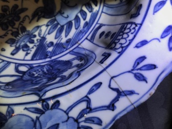 Cinq bols et assiettes en porcelaine de Chine bleu et blanc, Wanli, Tianqi et &eacute;poque Transition