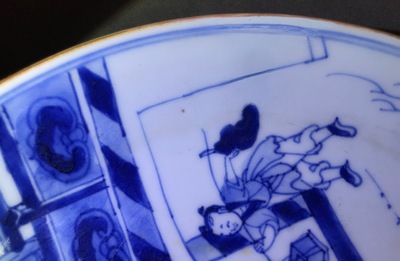 Drie Chinese blauwwitte en Kakiemon-stijl borden, 18e eeuw