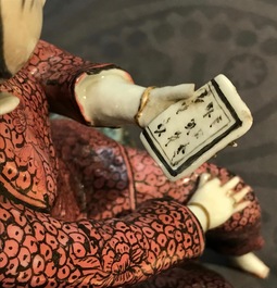 A Chinese famille rose model of a lady and a miniature shoe, 19/20th C.