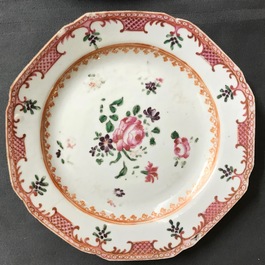 Un service de 44 pi&egrave;ces en porcelaine de Chine famille rose, Qianlong