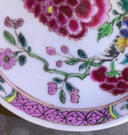 Six assiettes et une tasse et soucoupe en porcelaine de Chine famille rose, Yongzheng/Qianlong