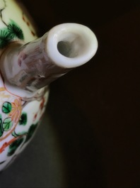 Une th&eacute;i&egrave;re en porcelaine de Chine famille verte &agrave; d&eacute;cor d'un ph&eacute;nix, Kangxi