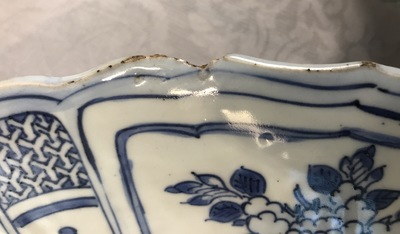 A large Chinese blue and white kraak porcelain dish with an arrangement of vases, Wanli