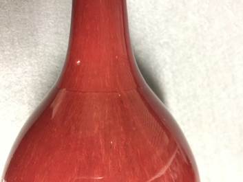 Une paire de vases en porcelaine de Chine sang de boeuf aux montures en bronze dor&eacute;, 19&egrave;me