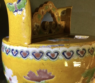 Een grote Chinese sancai water- of lijmpot met floraal decor, 18/19e eeuw