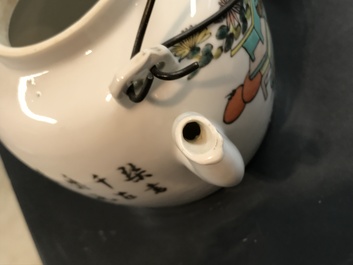 Deux tasses en porcelaine de Chine famille rose, un plat et une th&eacute;i&egrave;re en qianjiang cai et un vase hu, 19/20&egrave;me