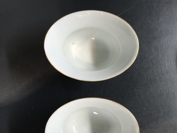 Deux tasses en porcelaine de Chine famille rose, un plat et une th&eacute;i&egrave;re en qianjiang cai et un vase hu, 19/20&egrave;me