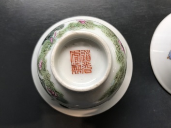 Twee Chinese famille rose koppen, een qianjiang cai theepot en schotel en een miniatuur hu vaasje, 19/20e eeuw