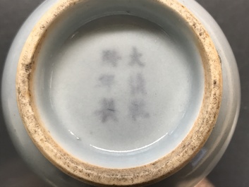 Deux tasses en porcelaine de Chine famille rose, un plat et une th&eacute;i&egrave;re en qianjiang cai et un vase hu, 19/20&egrave;me