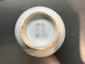 Deux tasses en porcelaine de Chine famille rose, un plat et une th&eacute;i&egrave;re en qianjiang cai et un vase hu, 19/20&egrave;me