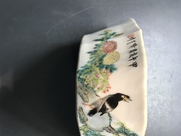 Deux tasses en porcelaine de Chine famille rose, un plat et une th&eacute;i&egrave;re en qianjiang cai et un vase hu, 19/20&egrave;me