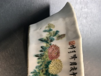 Deux tasses en porcelaine de Chine famille rose, un plat et une th&eacute;i&egrave;re en qianjiang cai et un vase hu, 19/20&egrave;me