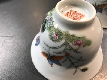 Deux tasses en porcelaine de Chine famille rose, un plat et une th&eacute;i&egrave;re en qianjiang cai et un vase hu, 19/20&egrave;me